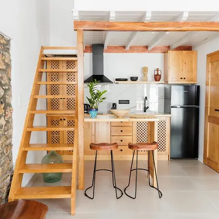 Helona Guesthouse, *